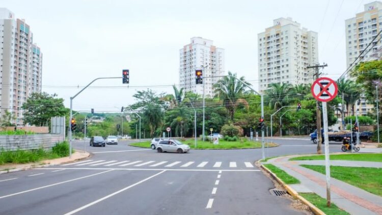 Começam a funcionar semáforos da rotatória da Rui Barbosa/Rachid Neder/14 de julho