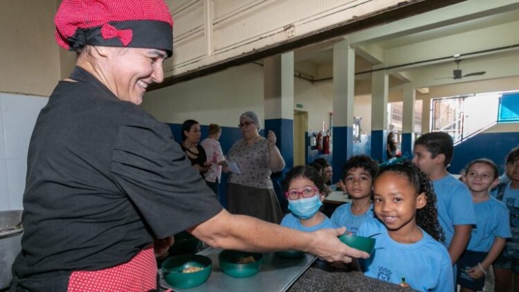 Alunos da Reme participam de teste para a merenda do próximo ano na Capital