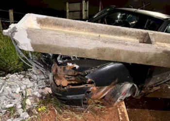 Bêbado, motorista colide e derruba poste e acaba preso pela Polícia Militar