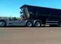 Cabine de carreta é arrancada com a força de impacto com caminhão boiadeiro