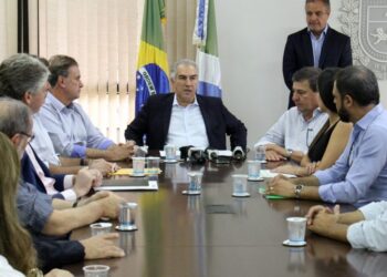 Com economia forte, Reinaldo Azambuja deixa governo com os três salários de fim de ano pagos antes do Natal