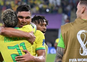 Brasil ataca no primeiro, mas Gol tão esperado só sai no segundo, após 1 anulado