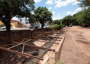 Prefeitura libera trânsito em duas pistas na Ernesto Geisel, após refazer trecho de canal