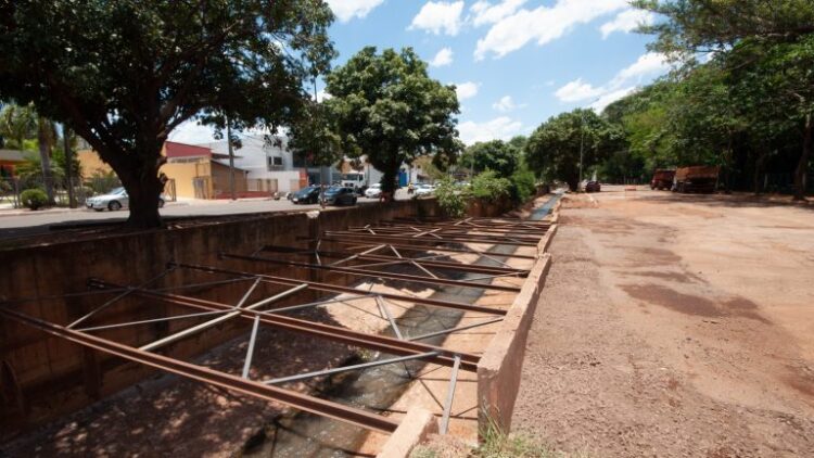 Prefeitura libera trânsito em duas pistas na Ernesto Geisel, após refazer trecho de canal