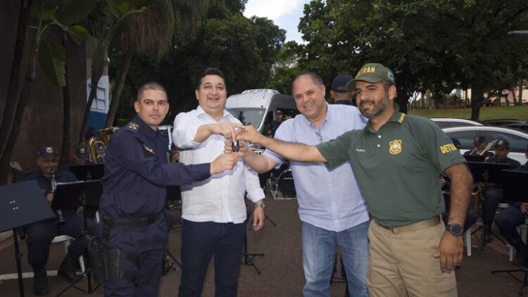 Prefeitura entrega minibus, viaturas e implementos que irão auxiliar nas ações preventivas da GCM