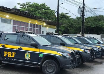 PRF encontra 2 crianças deixadas pelo pai dentro de carro para participar de protesto