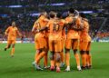 Holanda marca no fim e estreia com vitória sobre Senegal