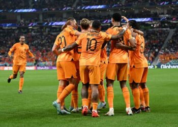 Holanda marca no fim e estreia com vitória sobre Senegal