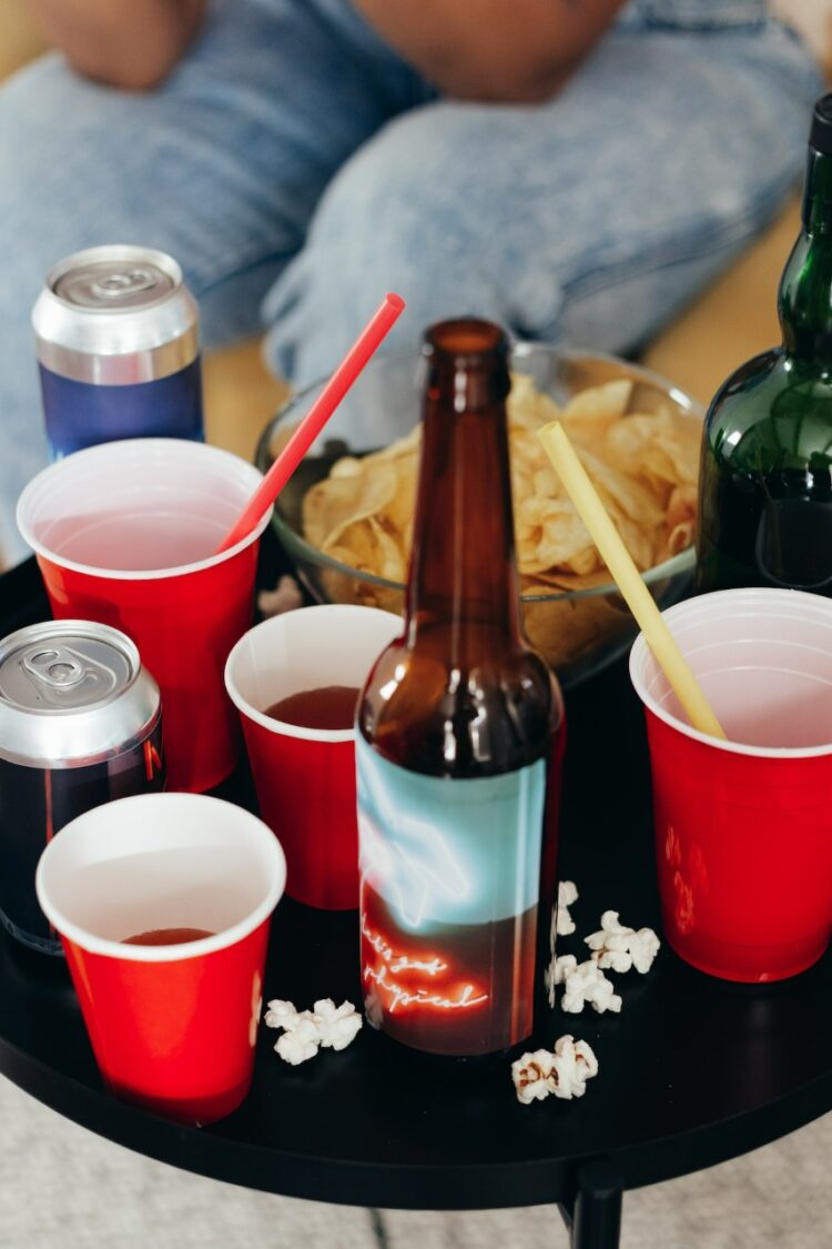 Copa do Mundo: 77% dos brasileiros pretendem assistir às partidas em casa com petiscos e bebidas