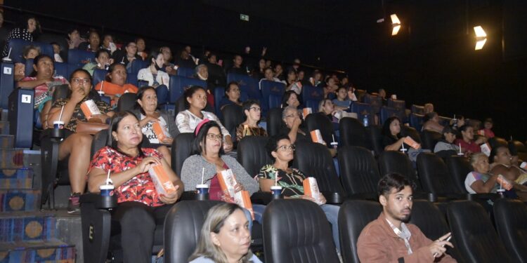 Ação inédita leva mulheres em situação de vulnerabilidade financeira ao cinema