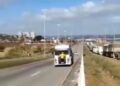 Vídeo: Caminhão arrasta bolsonarista, após ele se segurar no veículo em bloqueio