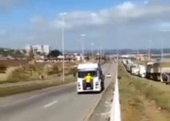 Vídeo: Caminhão arrasta bolsonarista, após ele se segurar no veículo em bloqueio