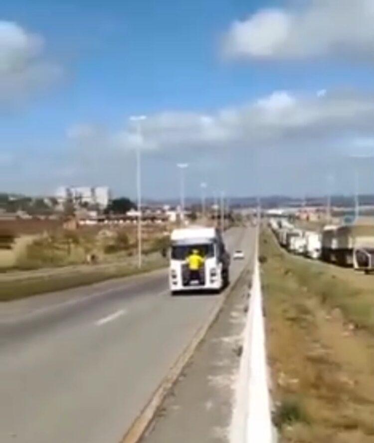 Vídeo: Caminhão arrasta bolsonarista, após ele se segurar no veículo em bloqueio