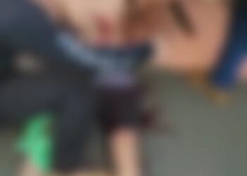 Vídeo: Policiais fazem torniquete para salvar vida de rapaz baleado na fronteira