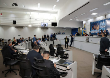Vereadores aprovam 13 projetos em sessão na Câmara Municipal