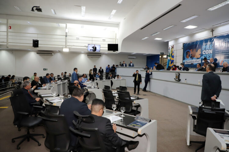 Vereadores aprovam 13 projetos em sessão na Câmara Municipal