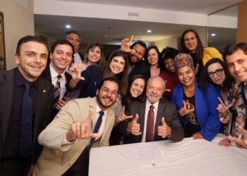 Jovens entregam carta com propostas de políticas para a juventude ao presidente Lula