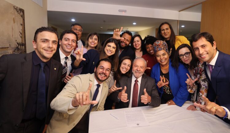 Jovens entregam carta com propostas de políticas para a juventude ao presidente Lula