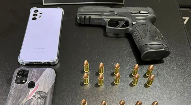 Homem é preso por vazar “nudes” de vítima para terceiros e ainda ter um revólver