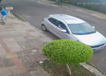 Vídeo: Assaltante desce de Palio e leva bolsa de mulher com R$ 1,5 mil na Capital