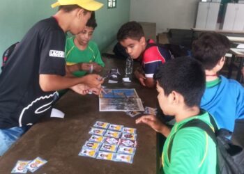 Estudantes viram figurinhas da Copa em projeto que ensina história e cultura dos países