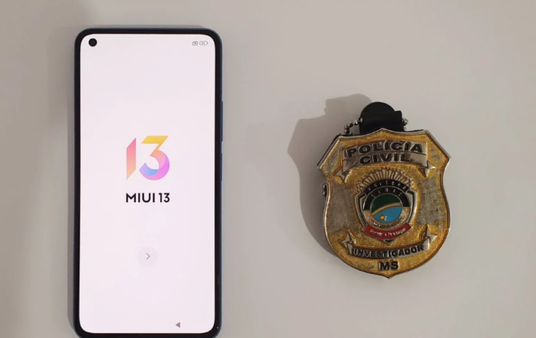 Após 1 ano de furto, polícia recupera celular de R$ 1,3 mil e identifica receptadores