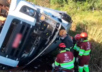 Motorista fica preso às ferragens de caminhão, após tombar na BR-163