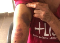 Mulher é salva das agressões do marido por policial ao lado de delegacia, após gritar por socorro