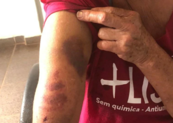 Mulher é salva das agressões do marido por policial ao lado de delegacia, após gritar por socorro