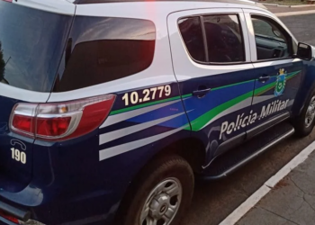 Mesmo com medida protetiva, homem pula muro da ex, a enforca e quebra seu celular