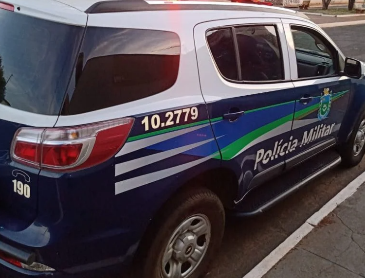 Mesmo com medida protetiva, homem pula muro da ex, a enforca e quebra seu celular
