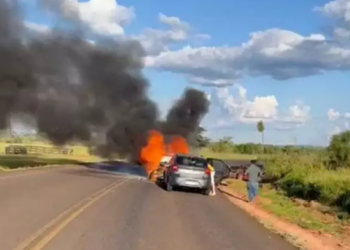Colisão entre 3 veículos deixa homem preso às ferragens, ele não resiste e morre em estrada