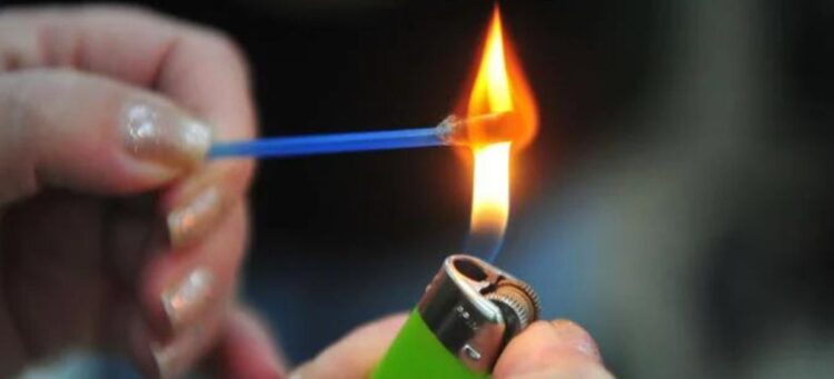 Adolescentes estão fumando cotonete em “novo desafio” e médico alerta sobre perigos