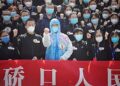 Multidão fura bloqueio contra o Covid-19 na China