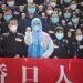 Multidão fura bloqueio contra o Covid-19 na China