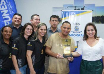 Prefeita Adriane Lopes entrega premiações de competições esportivas na Capital
