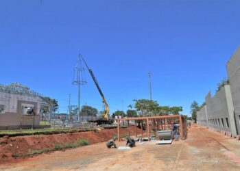 Prefeitura começa a instalar decoração de Natal na 14 de julho, avenidas e rotatórias