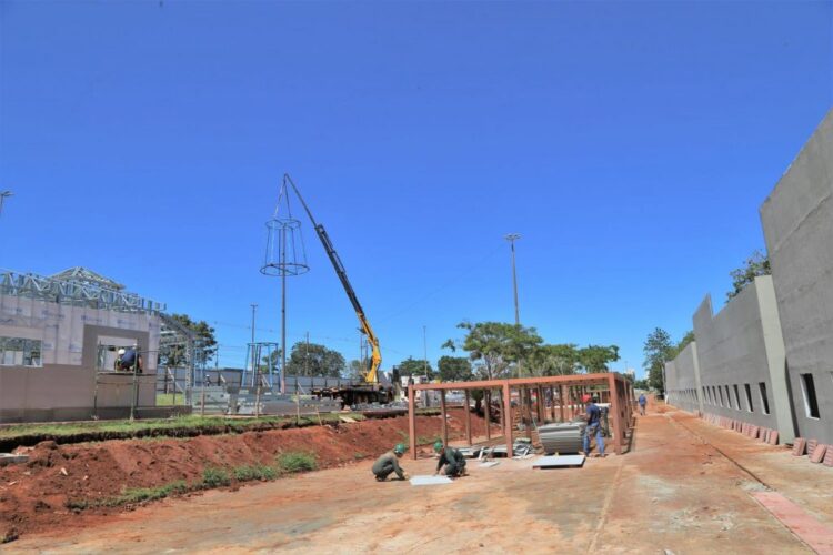 Prefeitura começa a instalar decoração de Natal na 14 de julho, avenidas e rotatórias