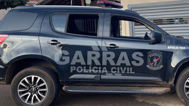 Polícia prende homem que matou outro a tiros, após defenderem esposas em briga