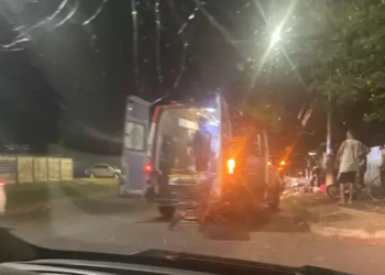 Mulher morre e homem fica ferido, após perderem controle de moto e baterem em poste