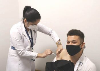 Segundo reforço contra a Covid-19 é ampliado e todos com 18 anos ou mais podem se vacinar