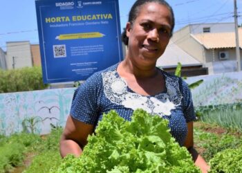 Horta caseira é legado que Eliete carrega da mãe pra deixar pros filhos