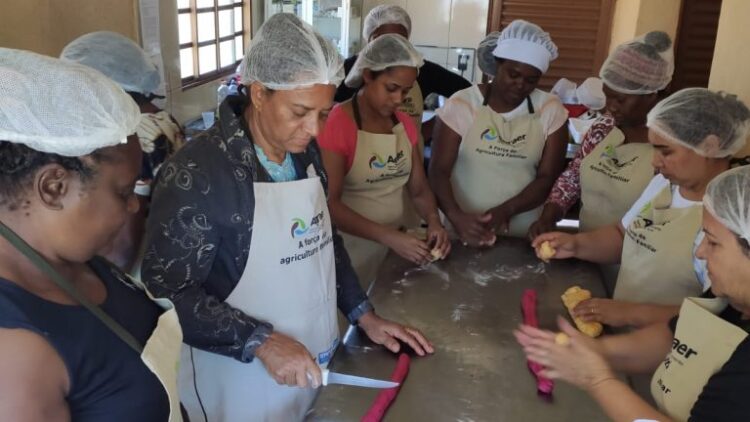 Prefeitura e Agraer capacitam mulheres da Comunidade Quilombola Buriti para produzir panetone no Natal