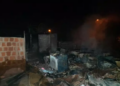 Casa de madeira pega fogo e morador é socorrido às pressas para o hospital em MS