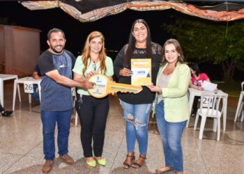 Prefeitura entrega contratos de regularização fundiária para 98 famílias no Nova Vivendas