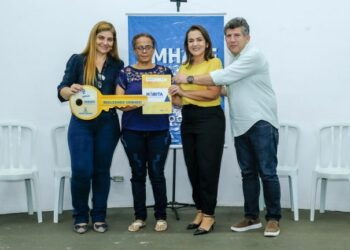 Prefeitura entrega contratos de regularização fundiária para 70 famílias de 15 bairros da Capital