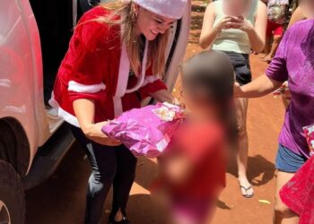 Criança percorre 3km para receber comida e marca vida de “Mamãe Noel” da Capital