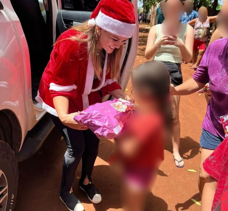 Criança percorre 3km para receber comida e marca vida de “Mamãe Noel” da Capital