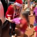 Criança percorre 3km para receber comida e marca vida de “Mamãe Noel” da Capital