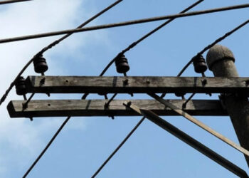 Ao subir em carreta atolada para ajudar, homem encosta em fio de alta tensão e morre